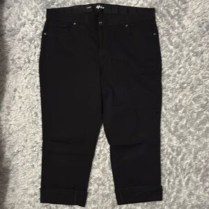 Black capri pants